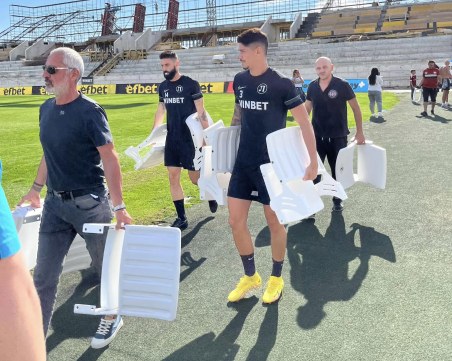 Фенове, футболисти и легенди на Локомотив помагаха за поставянето на седалките на трибуна 