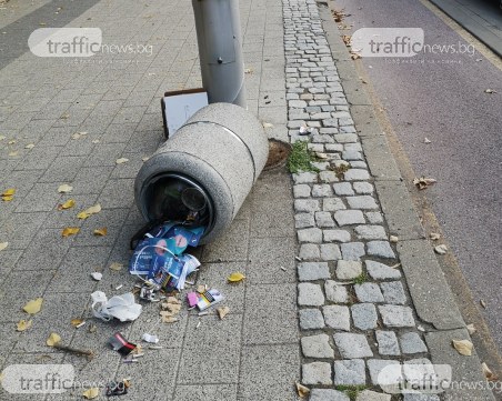 Вандали обърнаха кошове за смет на бул. 