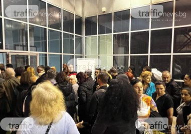 Първите автобуси с представители на секционните избирателни комисии вече пристигнаха