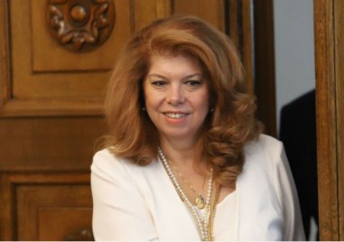 Илияна Йотова упражни правото си на глас на предсрочния парламентарен