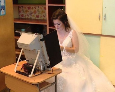 Булка седна да гласува със сватбени одежди във Варна