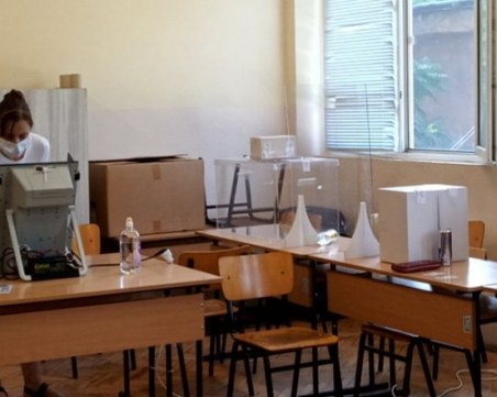 Изборният ден в Турция започна с помощта на указания за машинно гласуване на турски език