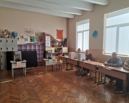 Ниска избирателна активност в първите часове от изборния ден в Пловдив, има сигнали за забавяне