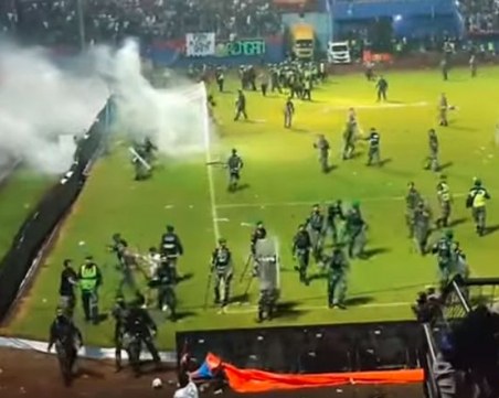 Стотици загинали и ранени при футболен мач в Индонезия