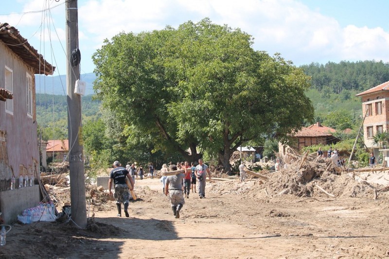 Измамници налазиха наводнените села в Карловско, представят се за кметове
