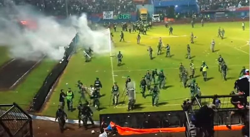 Стотици загинали и ранени при футболен мач в Индонезия