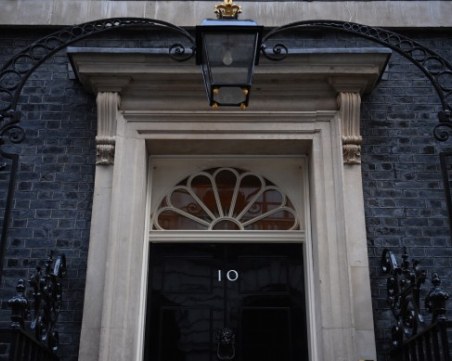 Британското правителство няма да премахва данъчната ставка от 45% за най-богатите