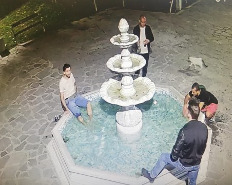 Издирват 4-ма младежи за потрошения фонтан на пл. 