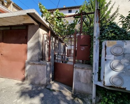 Повдигнаха обвинение на мъжа, убил майка си със сатър в Пазарджик