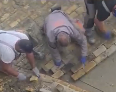 Заради счупени жълти павета: Глобиха 100 000 лева фирмата-изпълнител на ремонта в София