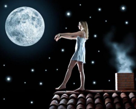 Защо хората ходят на сън?