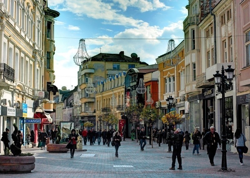 Пловдив е най-гъсто населената община, живеят 3136 души на кв. км.