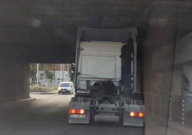 Камион се заклещи под моста на Герджика в Пловдив Причината