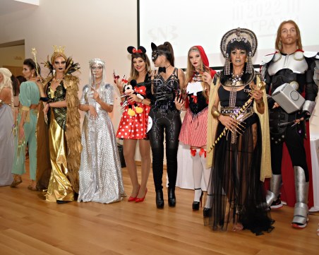 Бог Тор с ноктопластика и Денерис с нокти дракони на Годишните награди EMILY 2022