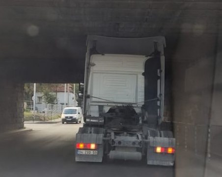 Камион отново се заклещи под моста на Герджика