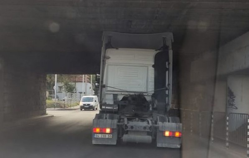 Камион отново се заклещи под моста на Герджика