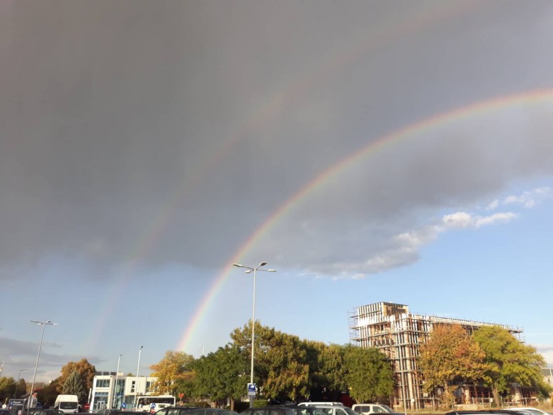 Красива двойна дъга озари небето над Пловдив