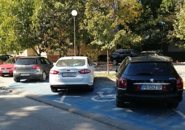 Сините паркоместа около бул България в Пловдив ежедневно биват използвани