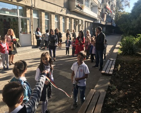 На Международния ден на учителя откриха билкова градина в ОУ 