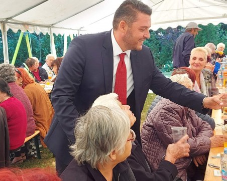 Над 400 жители на община 