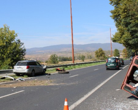 Нелеп инцидент! Колело на трактор се откъсна на Е-79, в него се удари кола