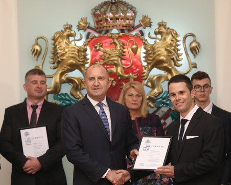 Президентът награди пловдивски пилот заради образователен проект