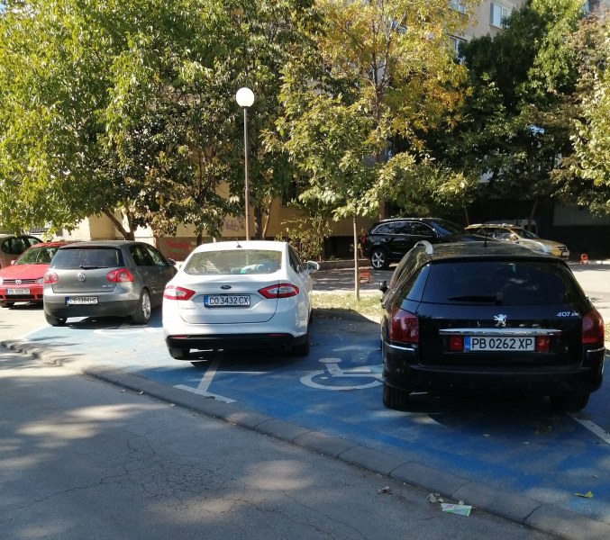 Сините“ паркоместа около бул. България“ в Пловдив ежедневно биват използвани