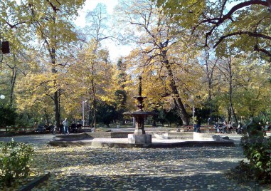 Температурите падат времето е все по мрачно и студено Липсата на