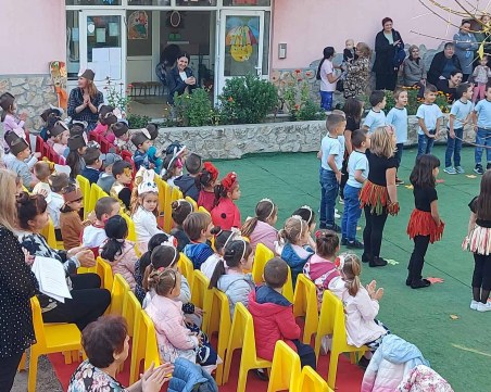 Децата на Браниполе пяха и танцува в подкрепа на малкия Мерт