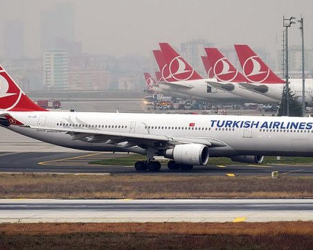Самолет на Turkish airlines спука гума при кацане
