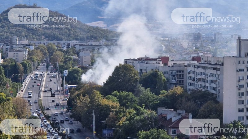 Голям пожар избухна до бензиностанция в Кършияка, огнеборци гасят стихията