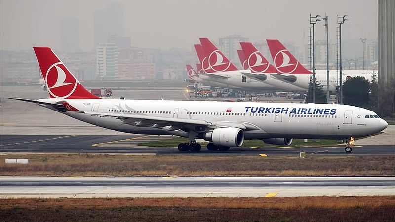 Самолет на Turkish airlines спука гума при кацане