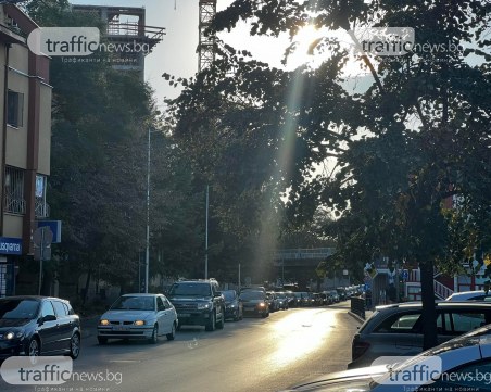 Петък вечер на Водната палата: Задръстване, клаксони и покани към управниците да регулират движението