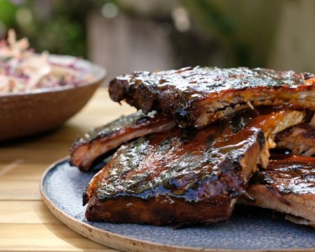 В кухнята за напреднали: Свински ребърца на барбекю сос и салата колсло