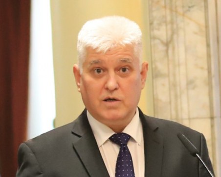 Военният министър: Не купуваме самолети, а събираме оферти