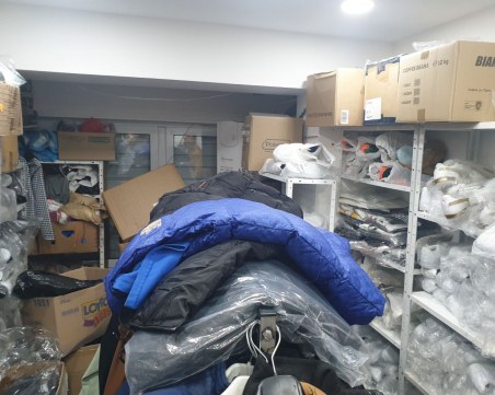Задържаха пловдивчанка, продавала фалшиви мaркови дрехи по интернет, иззеха стоката ѝ
