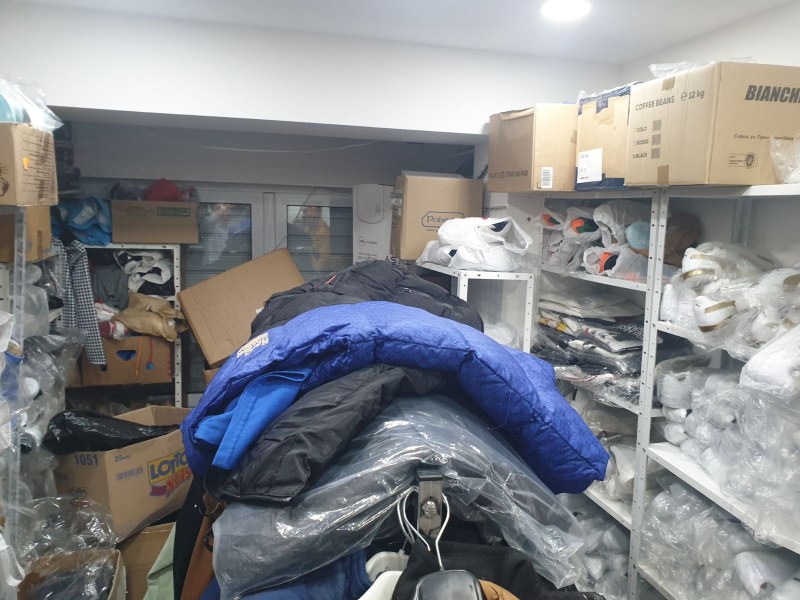 Икономическа полиция“-Пловдив задържа 38-годишна пловдивчанка, разпространявала фалшиви маркови дрехи и