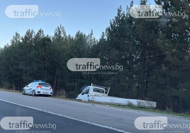 Камион е самокатастрофирал и паднал в канавката на магистрала Тракия