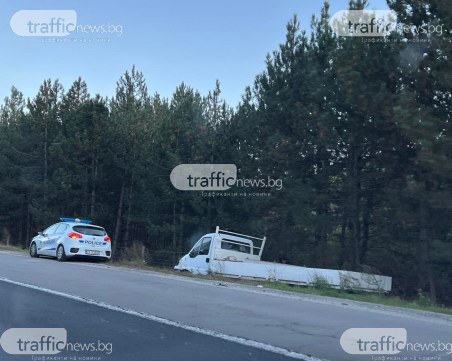 Камион падна в канавката на магистралата между Пловдив и София