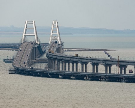 Две версии за експлозията на Кримския мост - ракетен удар или взривно устройство