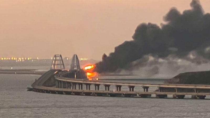 Цистерна с гориво избухна на Кримския мост