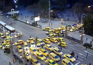 Десетки таксита блокираха Орлов мост тази нощ в знак на