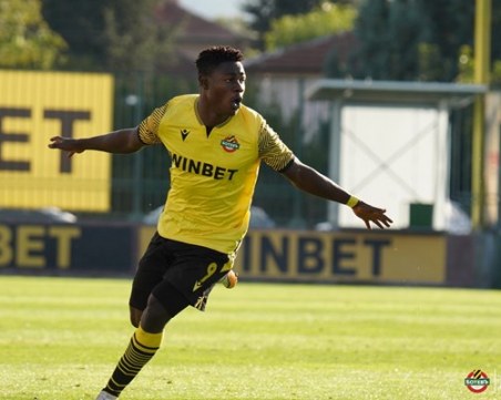 18-годишен нигериец блести с 2 гола за дубъла на 