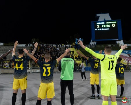 Бултрасите с остри критики към БФС, след скандално отменения гол на Ботев