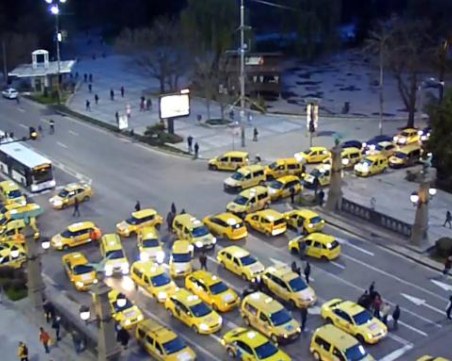 Десетки таксита блокираха Орлов мост посред нощ в знак на протест