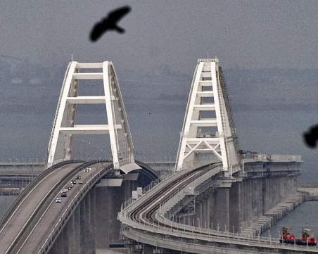 Възобновиха движението по взривения Кримския мост