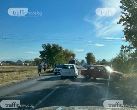Верижна катастрофа между няколко автомобила и автобус в Граф Игнатиево, има задръстване