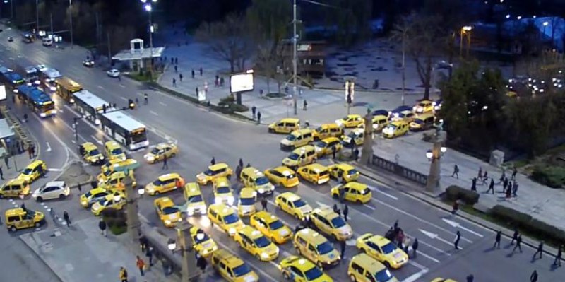 Десетки таксита блокираха Орлов мост посред нощ в знак на протест