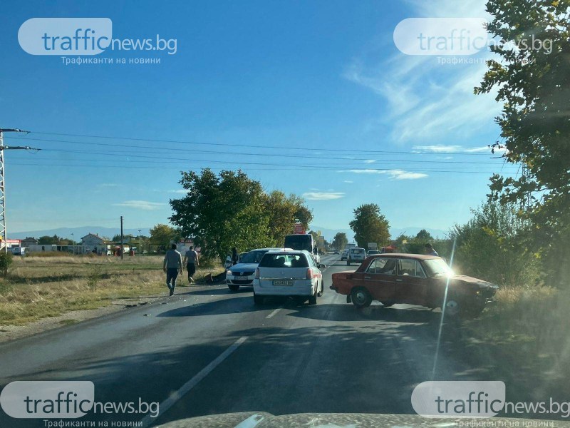 Верижна катастрофа между няколко автомобила и автобус в Граф Игнатиево, има задръстване