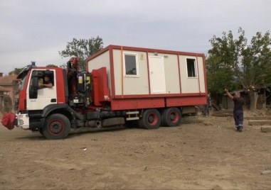 Първите фургони пристигнаха в най тежко пострадалото от наводненията в Карловско